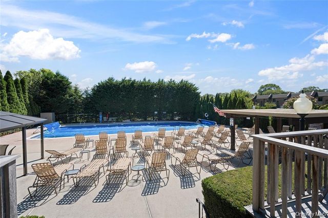 4 Southgate Circle, Massapequa Park, NY 11762