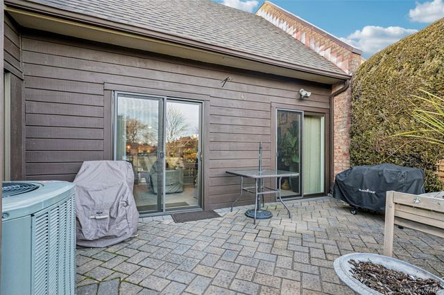 4 Southgate Circle, Massapequa Park, NY 11762