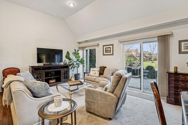 4 Southgate Circle, Massapequa Park, NY 11762