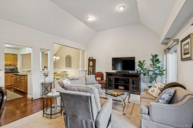 4 Southgate Circle, Massapequa Park, NY 11762