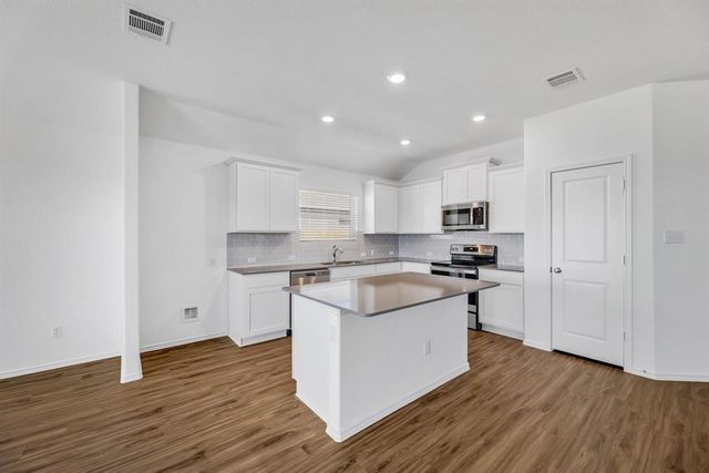 303 Chickasaw LN, Hutto, TX 78634
