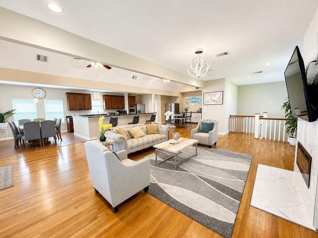1813 Avenue A, Dickinson, TX 77539