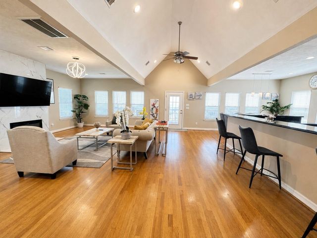 1813 Avenue A, Dickinson, TX 77539