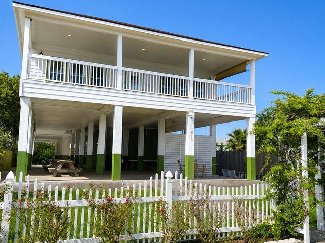 1813 Avenue A, Dickinson, TX 77539