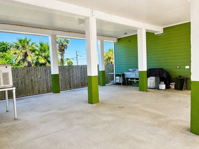 1813 Avenue A, Dickinson, TX 77539