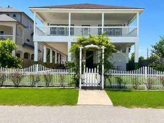 1813 Avenue A, Dickinson, TX 77539