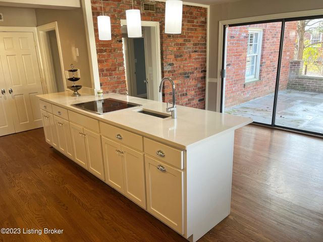 11703 Little Ln, Anchorage, KY 40223