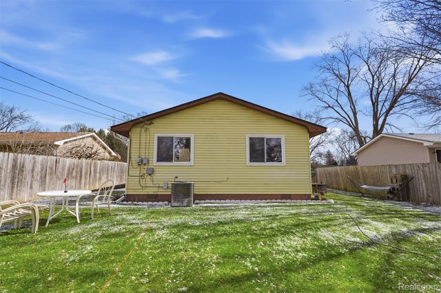 433 Haze, Pinckney Village, MI 48169