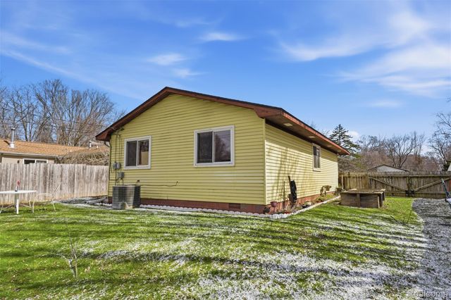 433 Haze, Pinckney Village, MI 48169