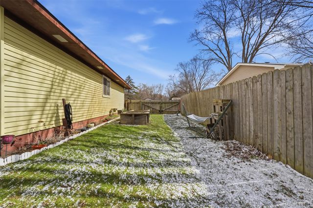 433 Haze, Pinckney Village, MI 48169