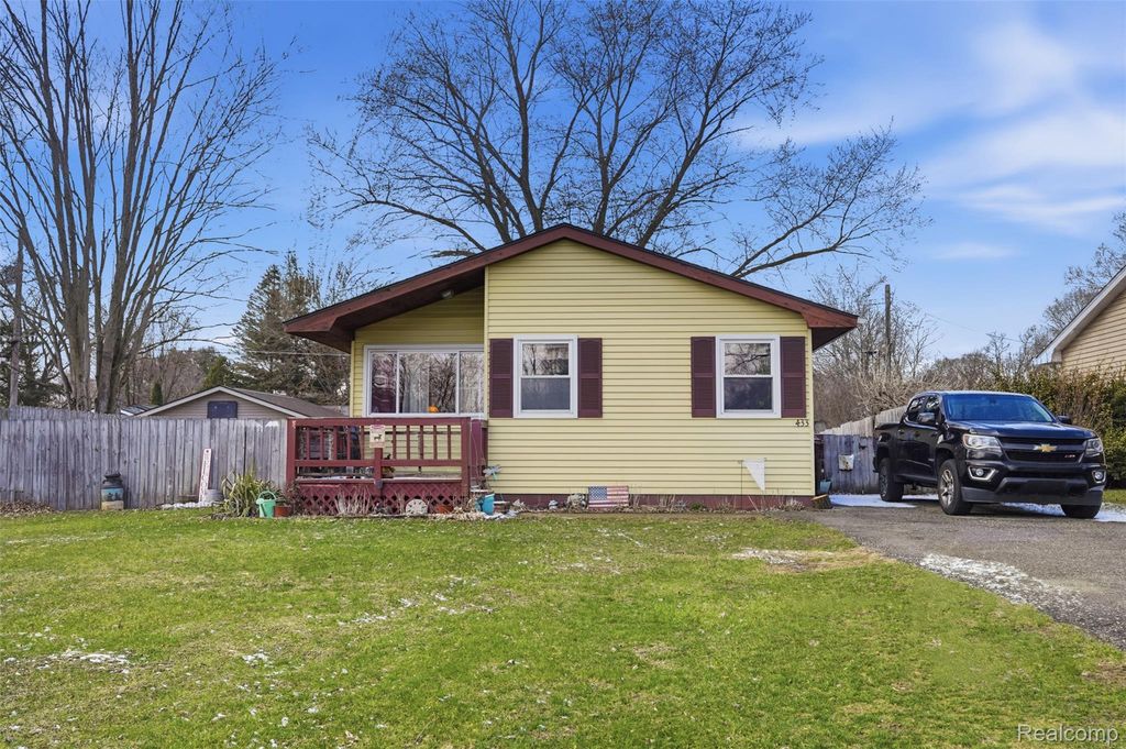 433 Haze, Pinckney Village, MI 48169