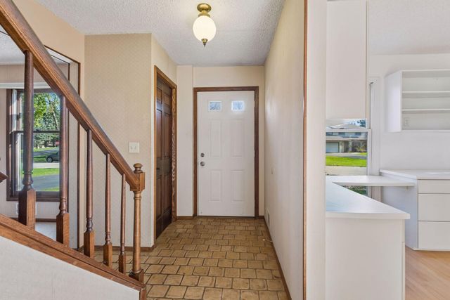 812 Oriole Lane, Chaska, MN 55318
