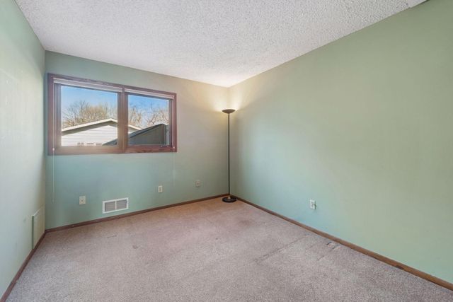 812 Oriole Lane, Chaska, MN 55318