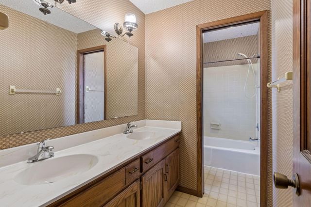 812 Oriole Lane, Chaska, MN 55318