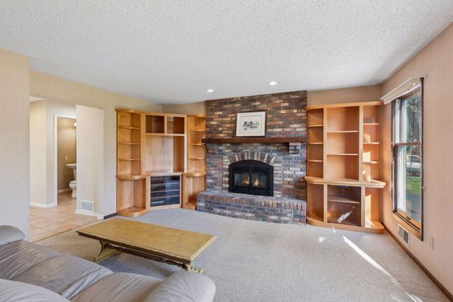 812 Oriole Lane, Chaska, MN 55318