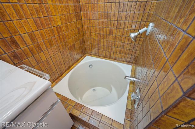 28411 Eldorado Place, Lathrup Village, MI 48076