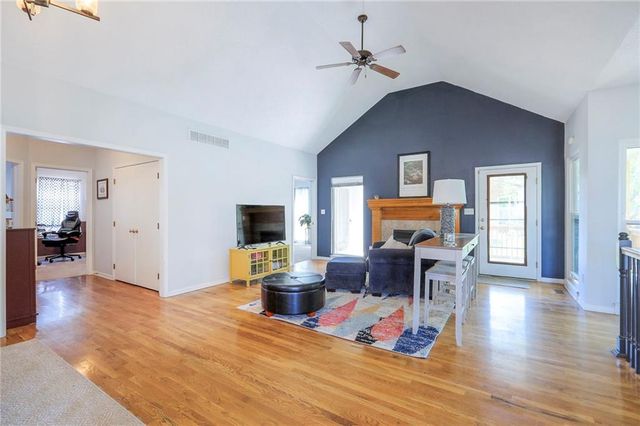 19619 E 7th Street Court N, Independence, MO 64056