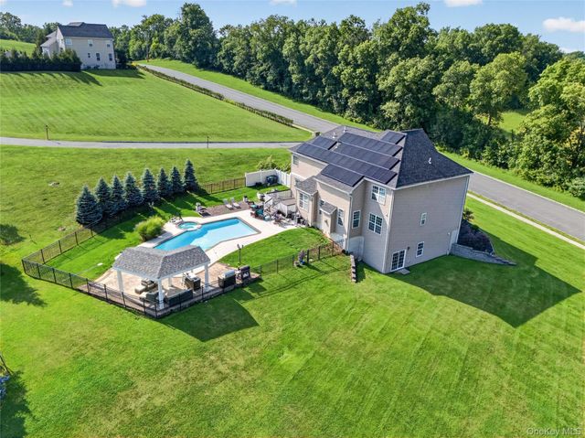 33 Luthien Forest Road, New Windsor, NY 12553