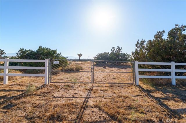 1 Hollister Road, Oak Hills, CA 92344