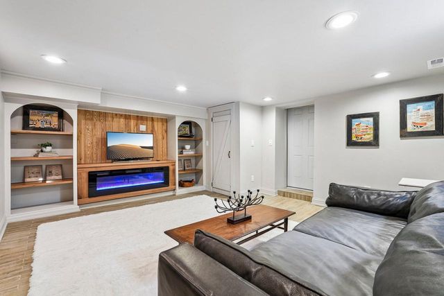 N48W16262 Lisbon ROAD, Menomonee Falls, WI 53051