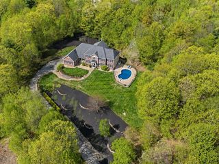 25 Ellison Drive, Bedford, NH 03110