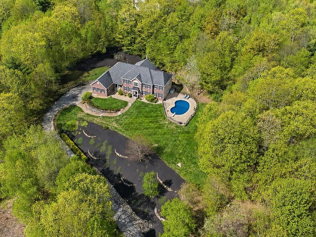 25 Ellison Drive, Bedford, NH 03110