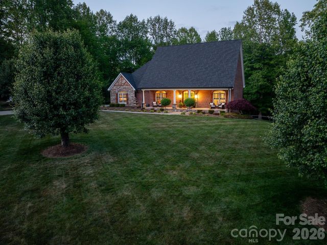 2447 Thornfield Drive, Lenoir, NC 28645
