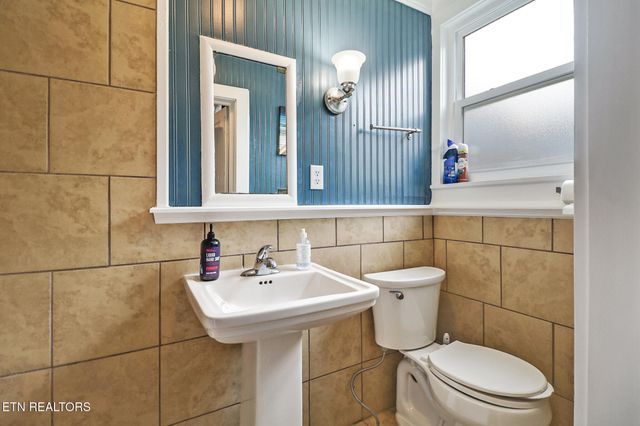 400 W Rockwood St, Rockwood, TN 37854