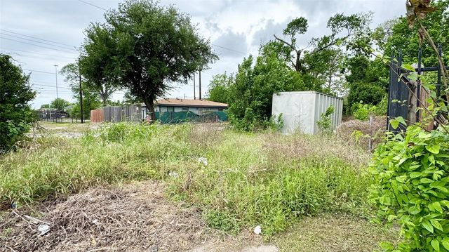 7309 N Main Street, Houston, TX 77022