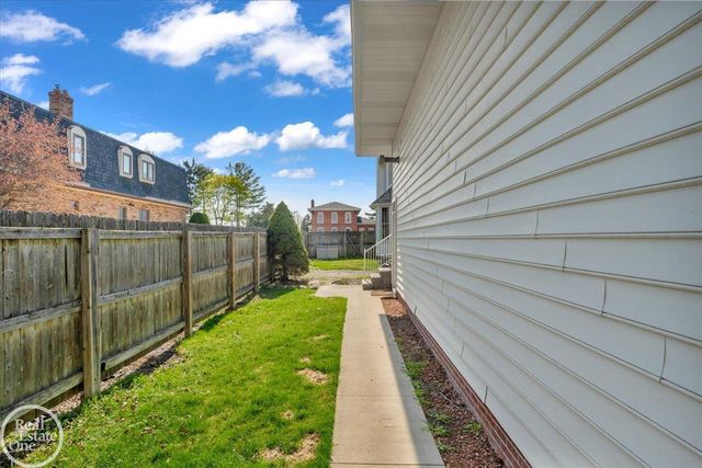 663 N Riverside Avenue, St Clair, MI 48079