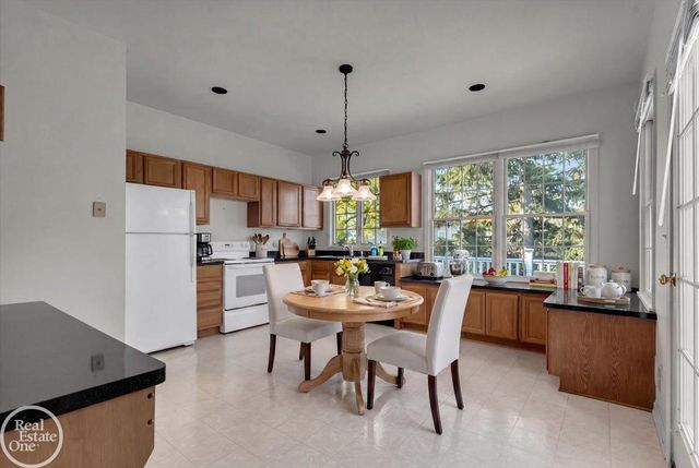 663 N Riverside Avenue, St Clair, MI 48079