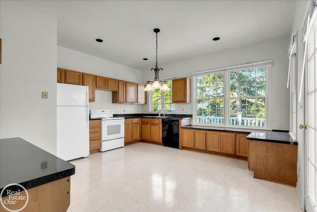 663 N Riverside Avenue, St Clair, MI 48079