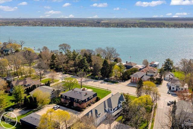 663 N Riverside Avenue, St Clair, MI 48079