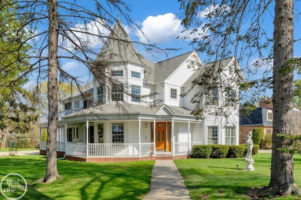 663 N Riverside Avenue, St Clair, MI 48079