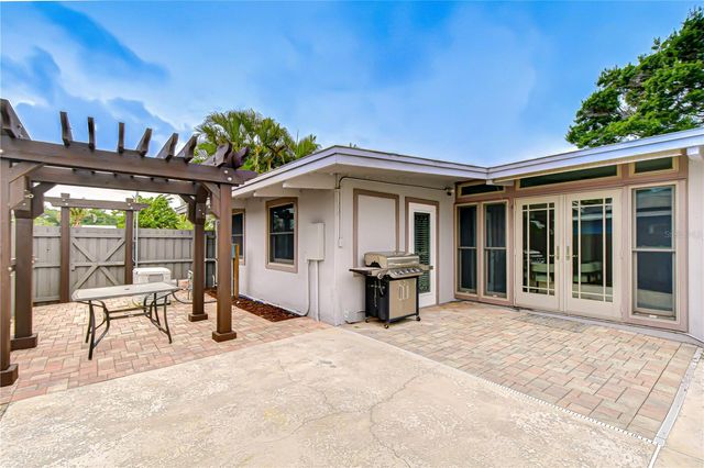 1901 OXFORD STREET N, St Petersburg, FL 33710