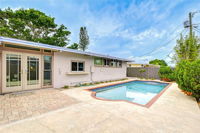 1901 OXFORD STREET N, St Petersburg, FL 33710