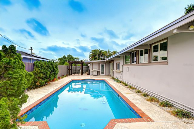 1901 OXFORD STREET N, St Petersburg, FL 33710