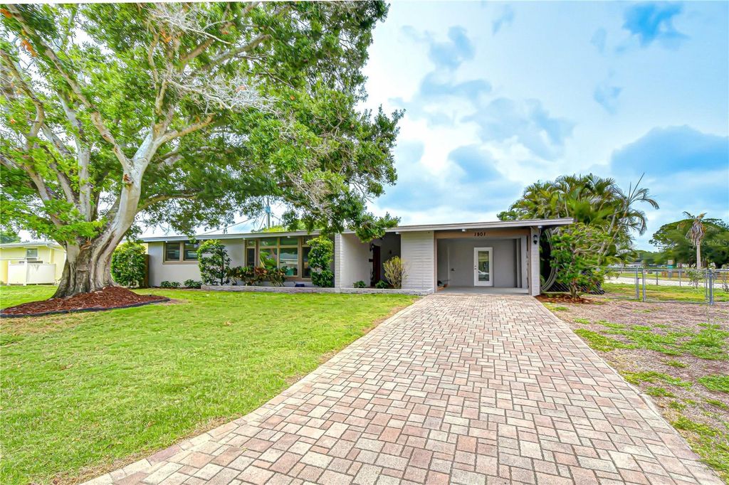 1901 OXFORD STREET N, St Petersburg, FL 33710