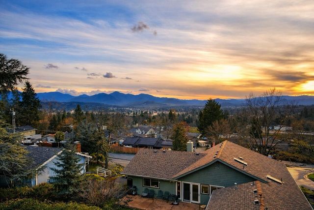 1305 NE Roseana Drive, Grants Pass, OR 97526