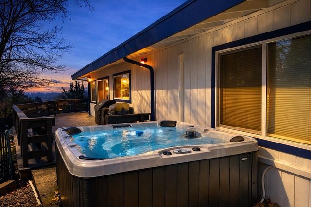 1305 NE Roseana Drive, Grants Pass, OR 97526