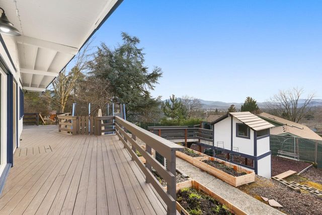 1305 NE Roseana Drive, Grants Pass, OR 97526