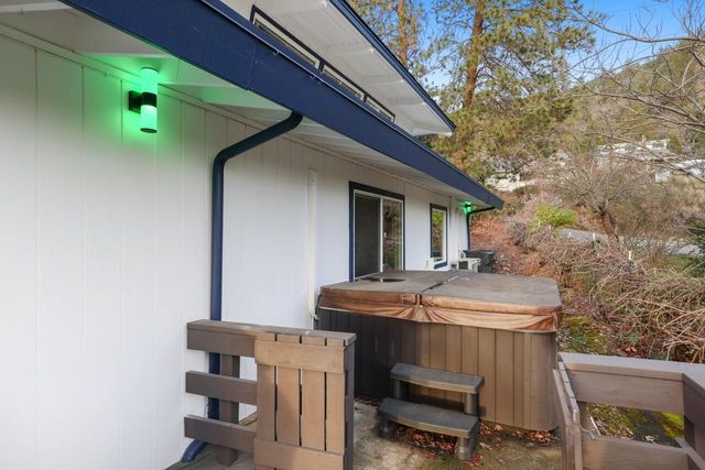 1305 NE Roseana Drive, Grants Pass, OR 97526