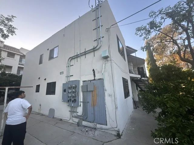 5210 Oakland, Los Angeles, CA 90032