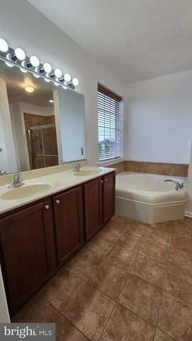 245 BREEDERS CUP DR, Cherry Hill, NJ 08002