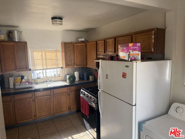 213 W 83rd Street, Los Angeles, CA 90003