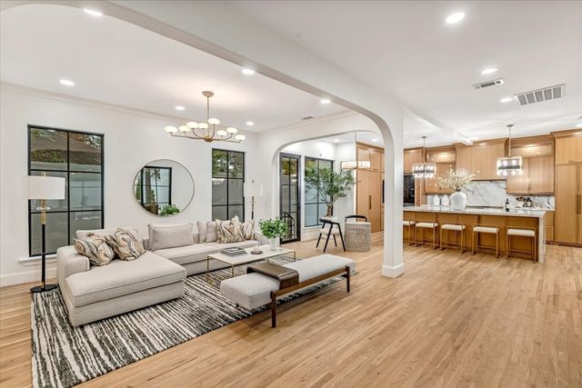 3739 N Versailles Avenue, Dallas, TX 75209