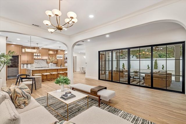3739 N Versailles Avenue, Dallas, TX 75209