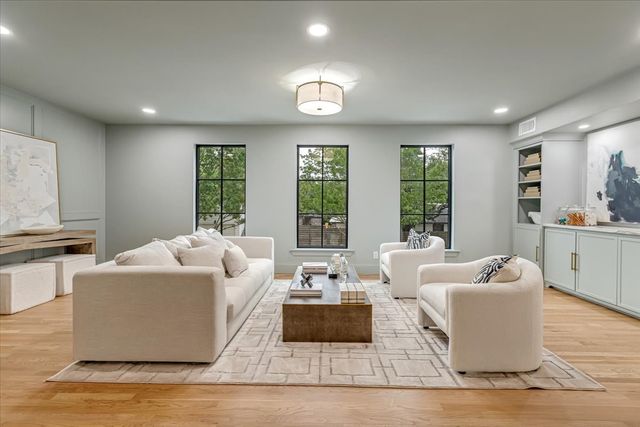 3739 N Versailles Avenue, Dallas, TX 75209