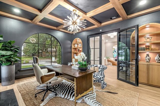 3739 N Versailles Avenue, Dallas, TX 75209