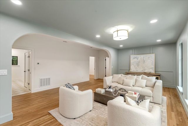 3739 N Versailles Avenue, Dallas, TX 75209